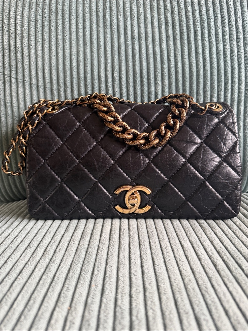 CHANEL Black Quilted Crinkled Leather Shoulder Bag with Gold Chain
